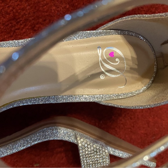 ❤️D brand. Silver. Size 9 sandals. - Picture 4 of 8